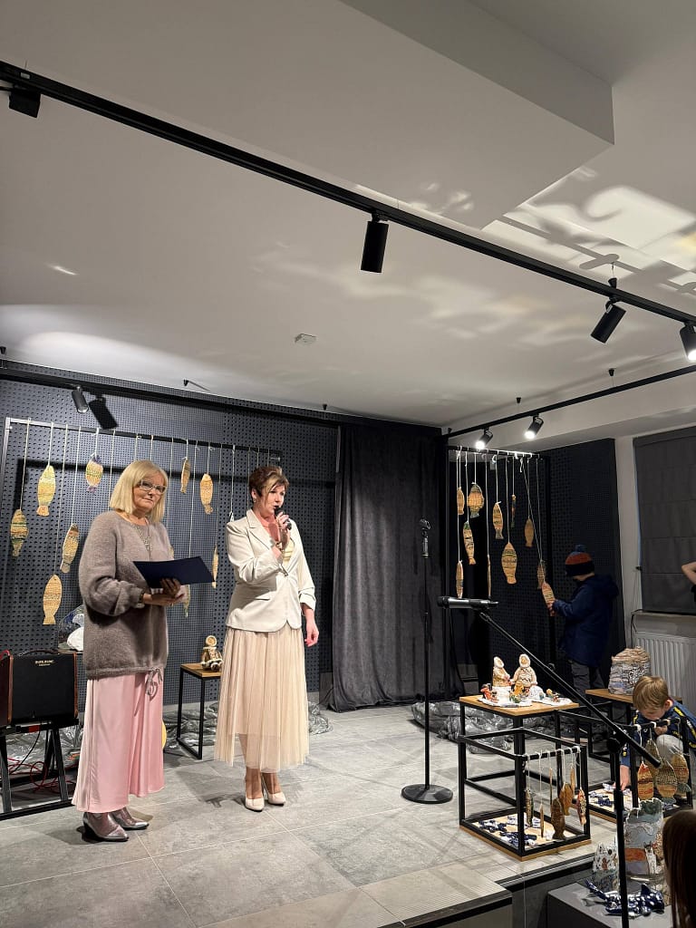 pani dyrektor i pani instruktor przemawiające podczas wystawy