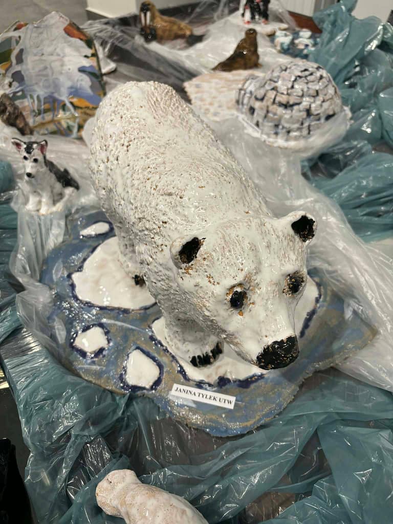 praca dzieci uczęszczających na ceramikę przedstawiająca misia polarnego