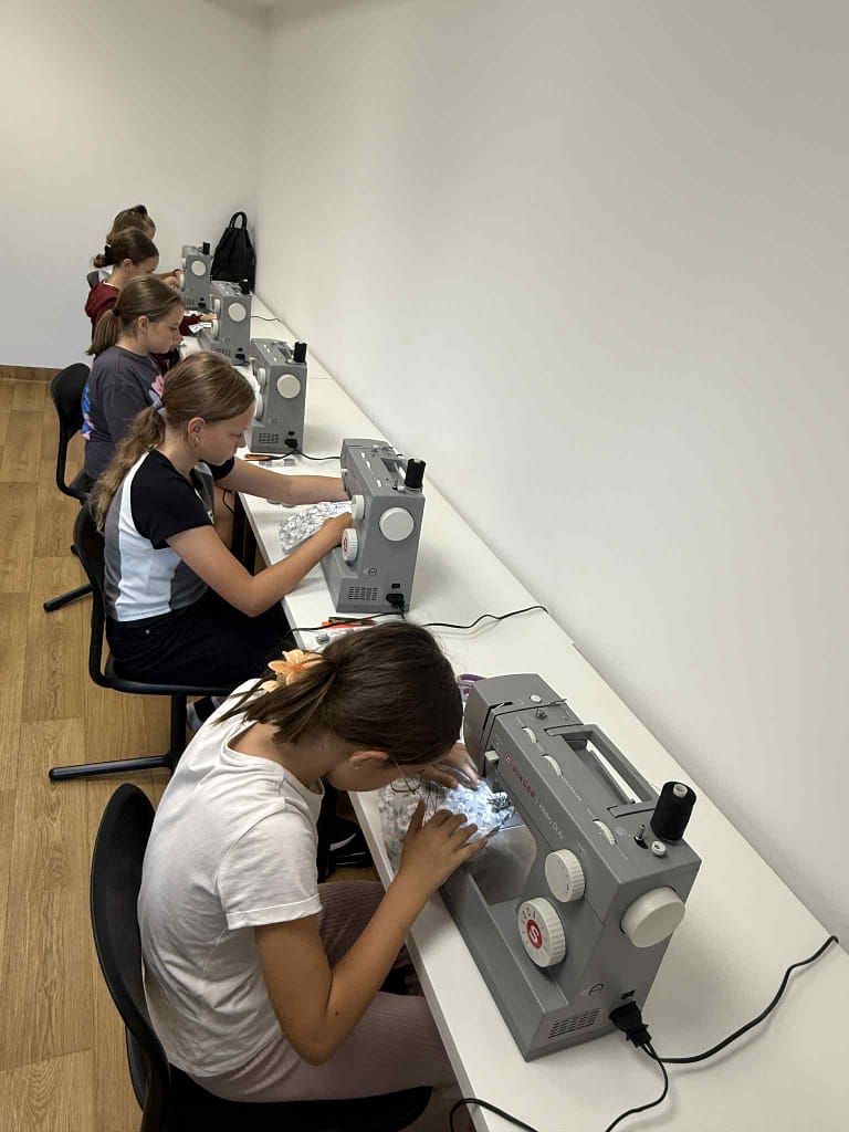 uczestnicy pracowni krawieckiej