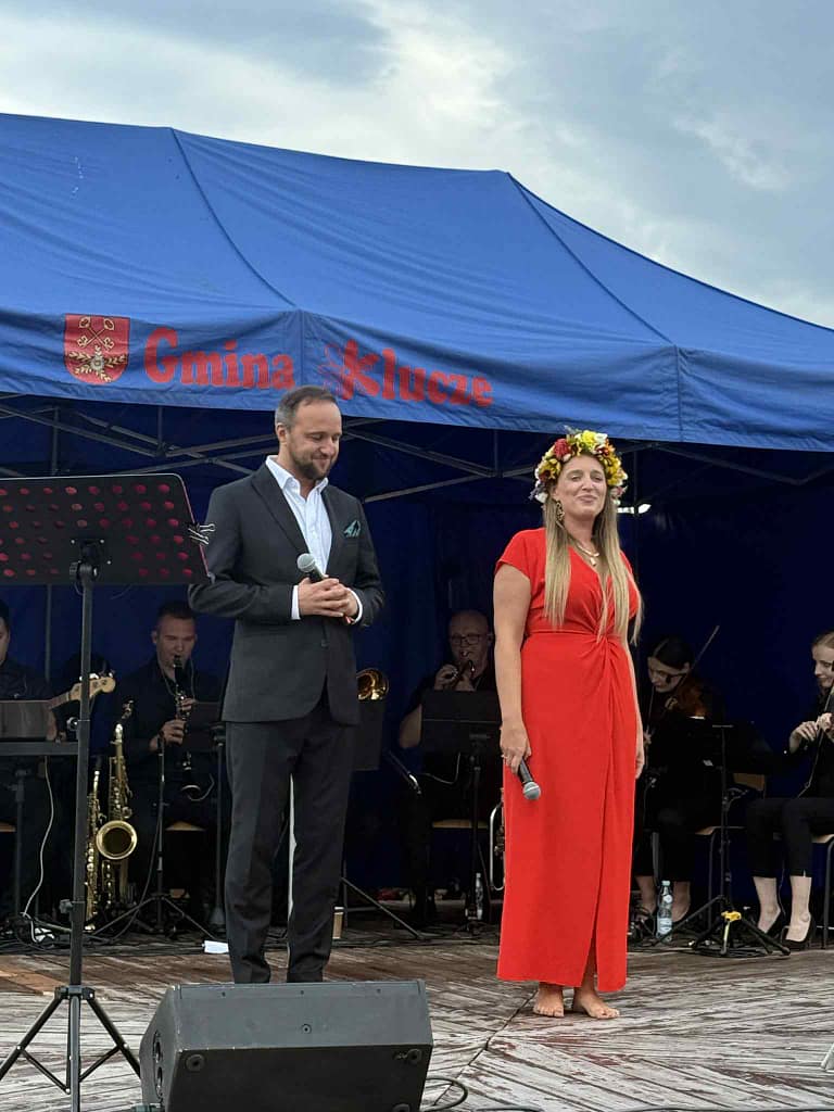 muzycy na scenie róży wiatrow