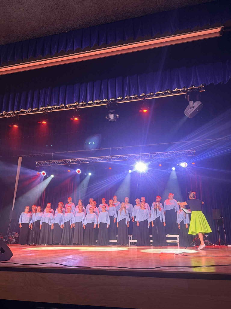 grupa śpiewacza i taneczna