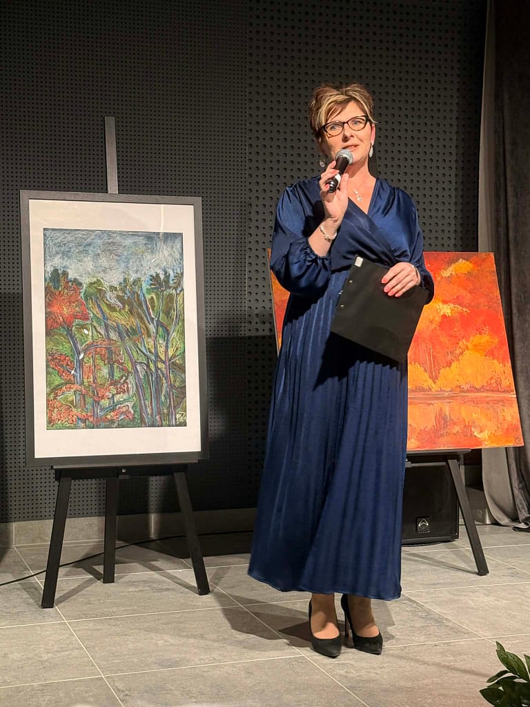 Pani dyrektor otwierająca wystawę