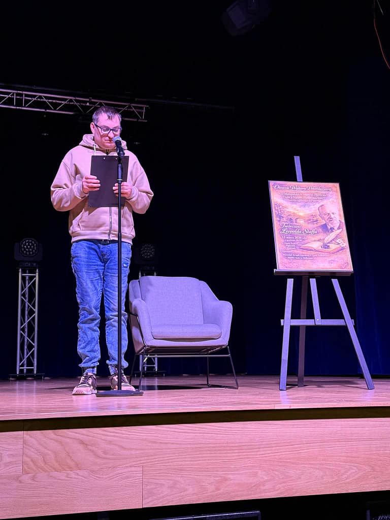 uczestnik recytujący wiersz