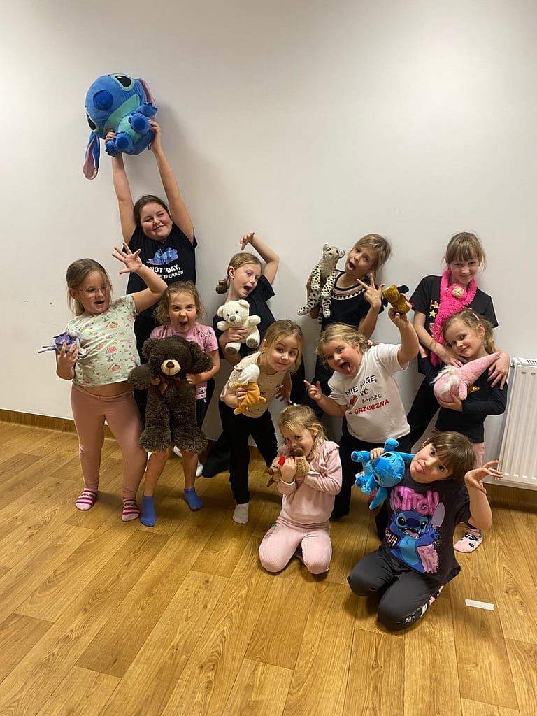grupa dzieci na zajęciach tanecznych