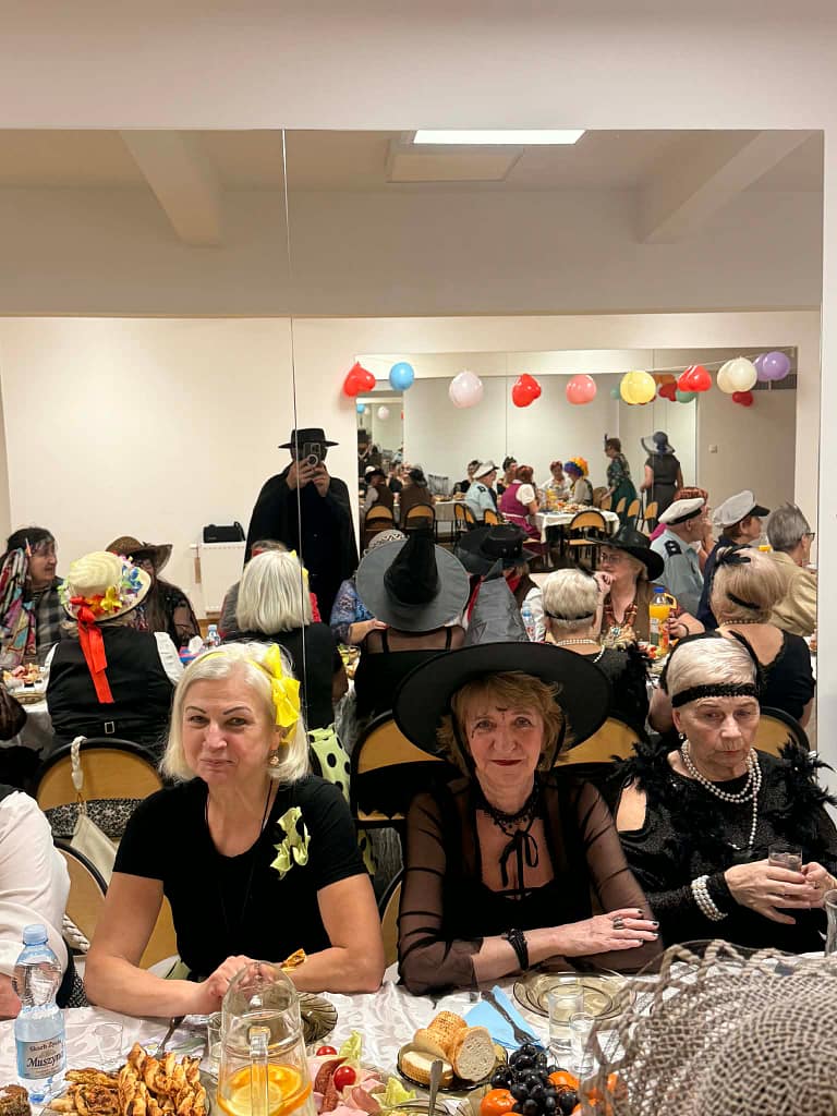 przebrani uczestnicy UTW