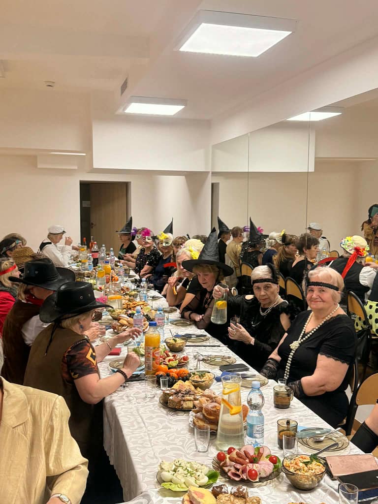 przebrani uczestnicy UTW