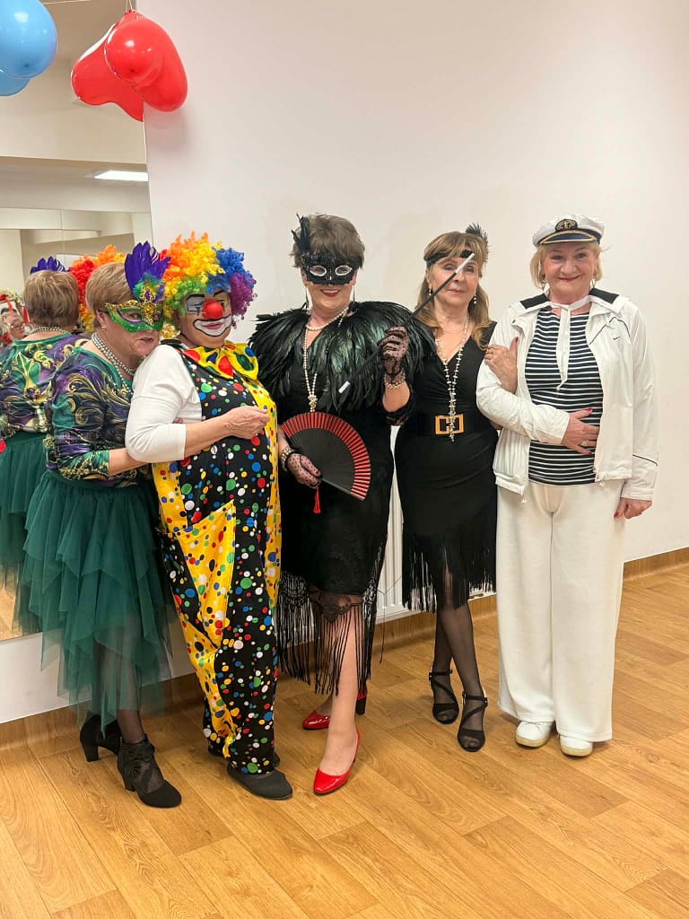 przebrani uczestnicy UTW