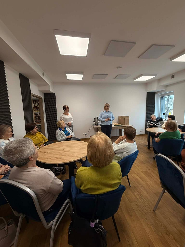 słuchacze Kluczewskiego Uniwersytetu Trzeciego Wieku na spotkaniu z projektu Cyfrowa Małopolska