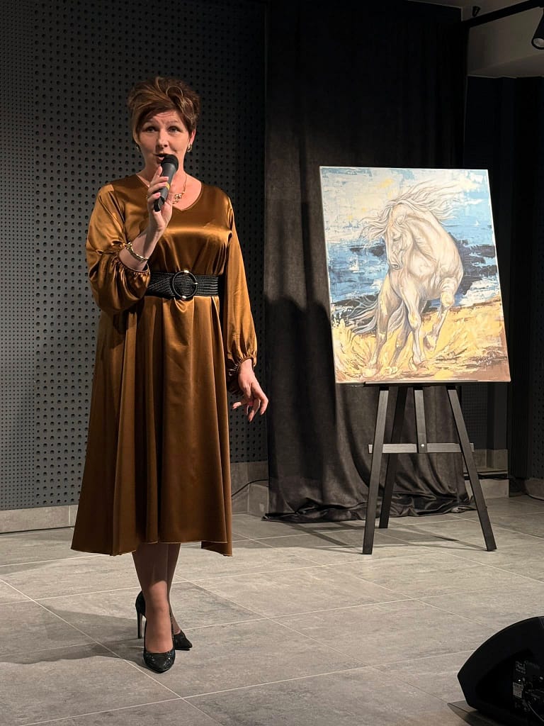 Pani dyrektor przemawiajaca podczas wernisażu