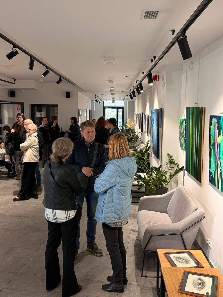 osoby oglądające obrazy