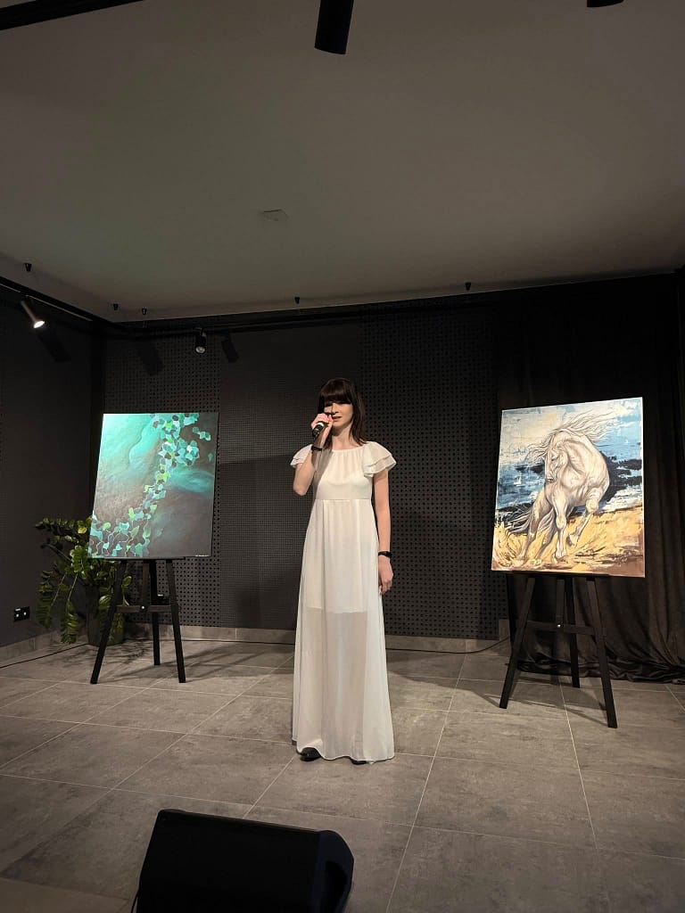 występ wokalistki podczas werisażu