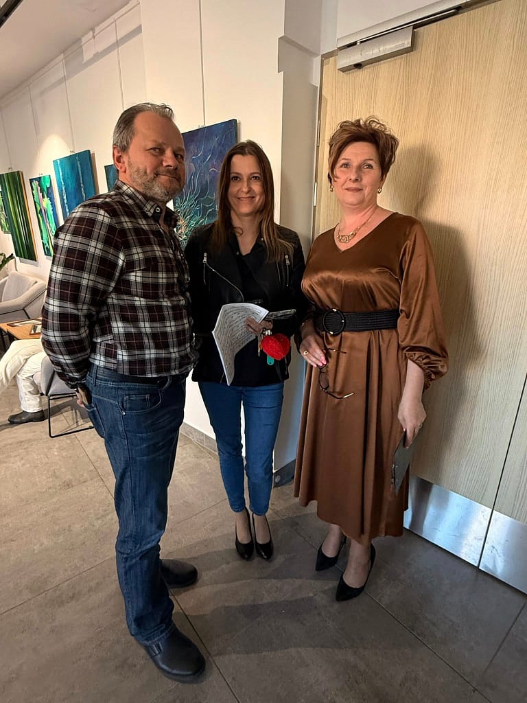 pani dyrektor z instruktorami podczas wernisażu