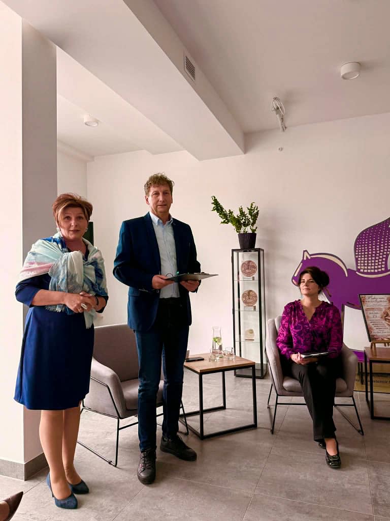 prowadzący dzień bibloitekarski wraz z Panią dyrektor DK