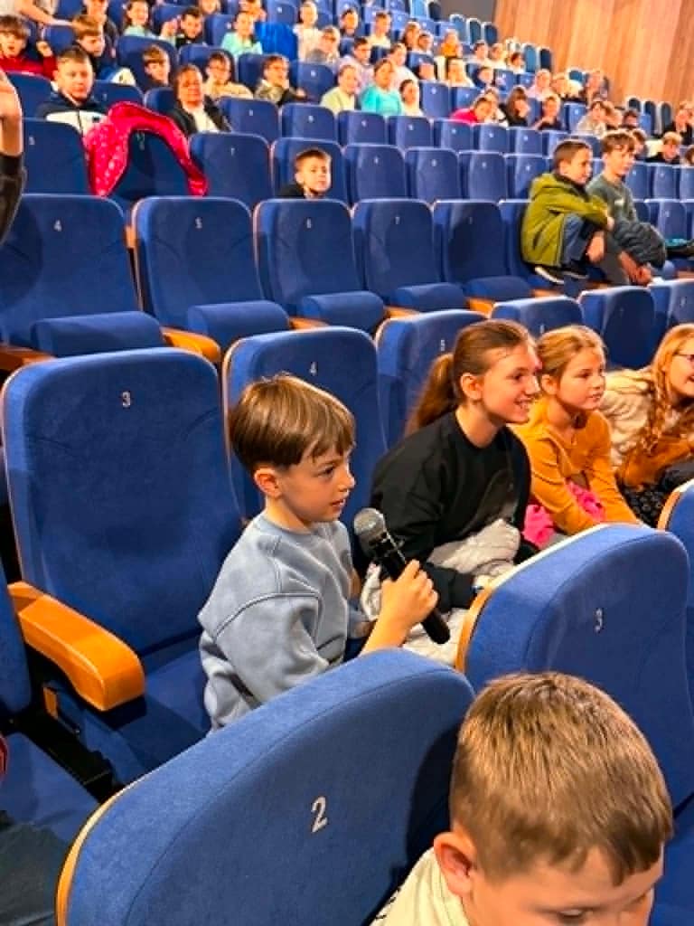 dzieci zadające pytania aktorom