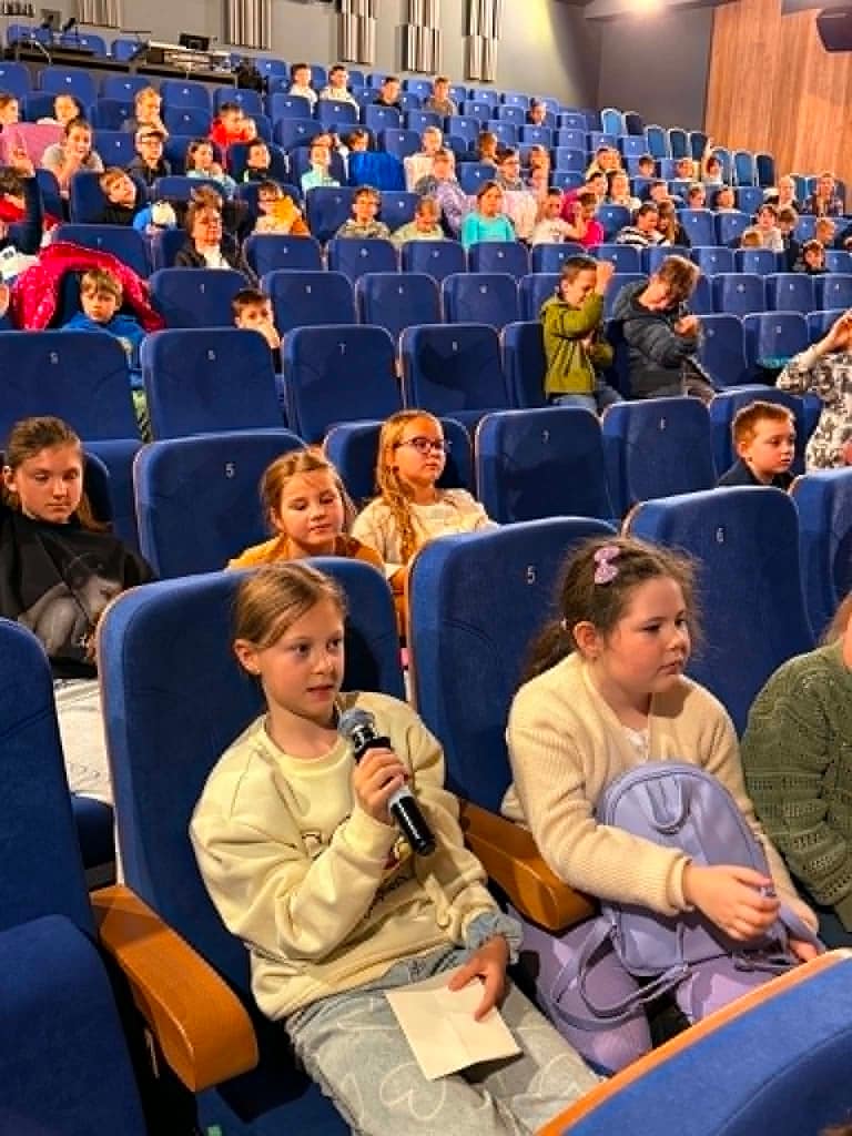 dzieci zadające pytania aktorom