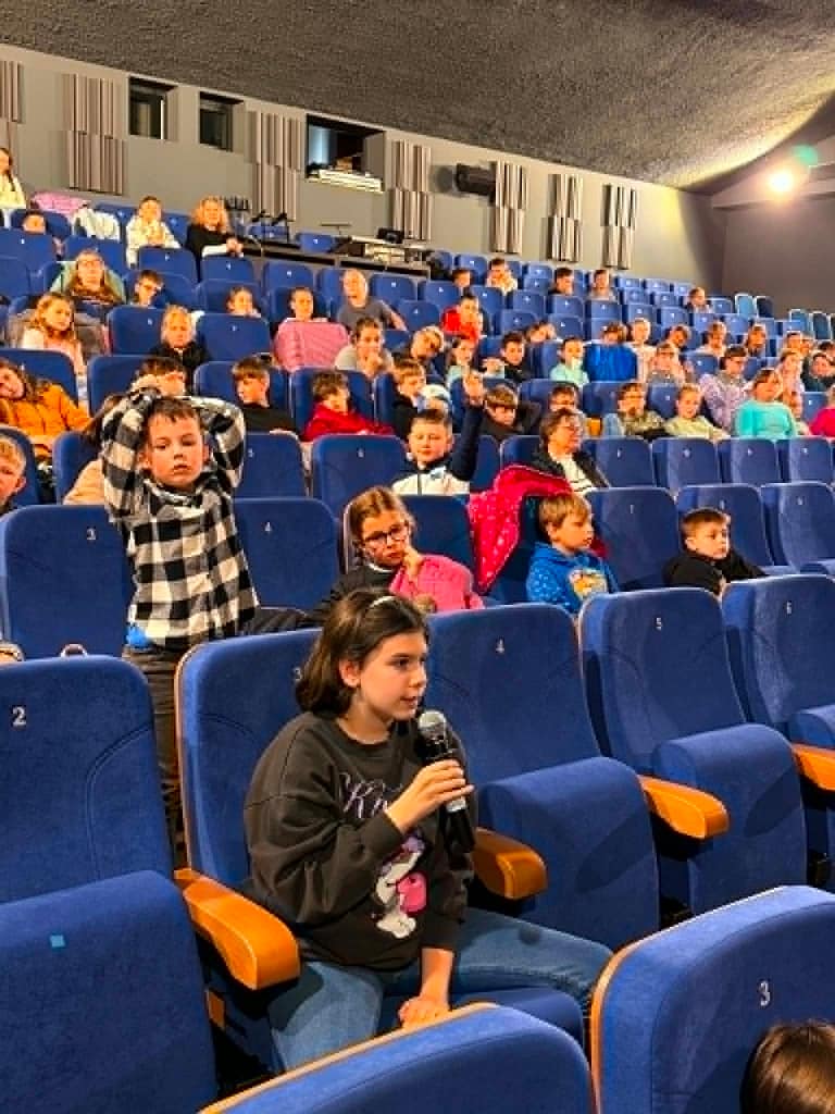 dzieci zadające pytania aktorom