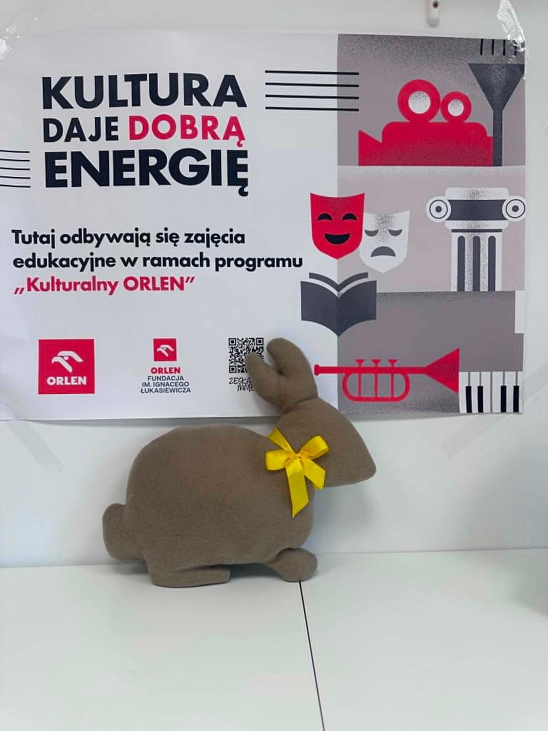 prace wykonane przez uczestników podczas warsztatów krawieckich przedstawiające uszytego króliczka