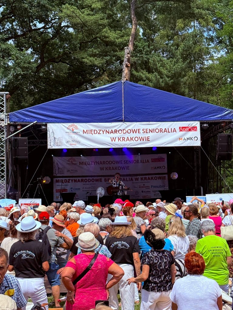 występ artysty Mariusza ma senioraliach