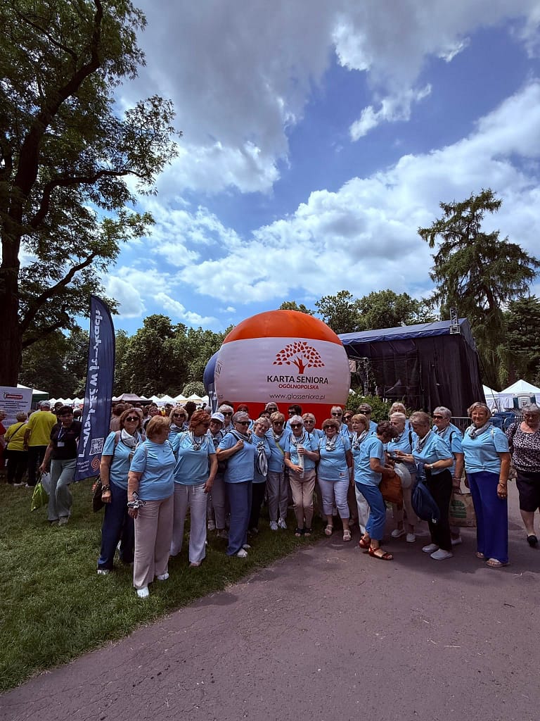 wizyta na senioraliach w Krakowie uniwersytwtu trzeciego wieku zdjęcie wspólne