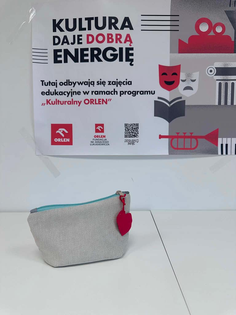 prace wykonane przez uczestników podczas warsztatów krawieckich przedstawiająca torebkę