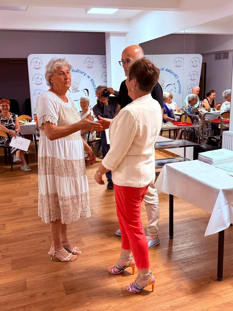 dyrekcja wręczająca pamiątkowe dyplomu z okazji zakończenia Roku akademickiego Kluczewskiego Uniwersytetu Trzeciego Wieku