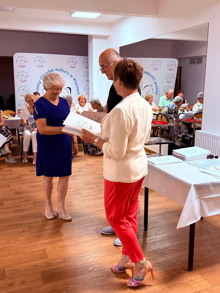 dyrekcja wręczająca pamiątkowe dyplomu z okazji zakończenia Roku akademickiego Kluczewskiego Uniwersytetu Trzeciego Wieku