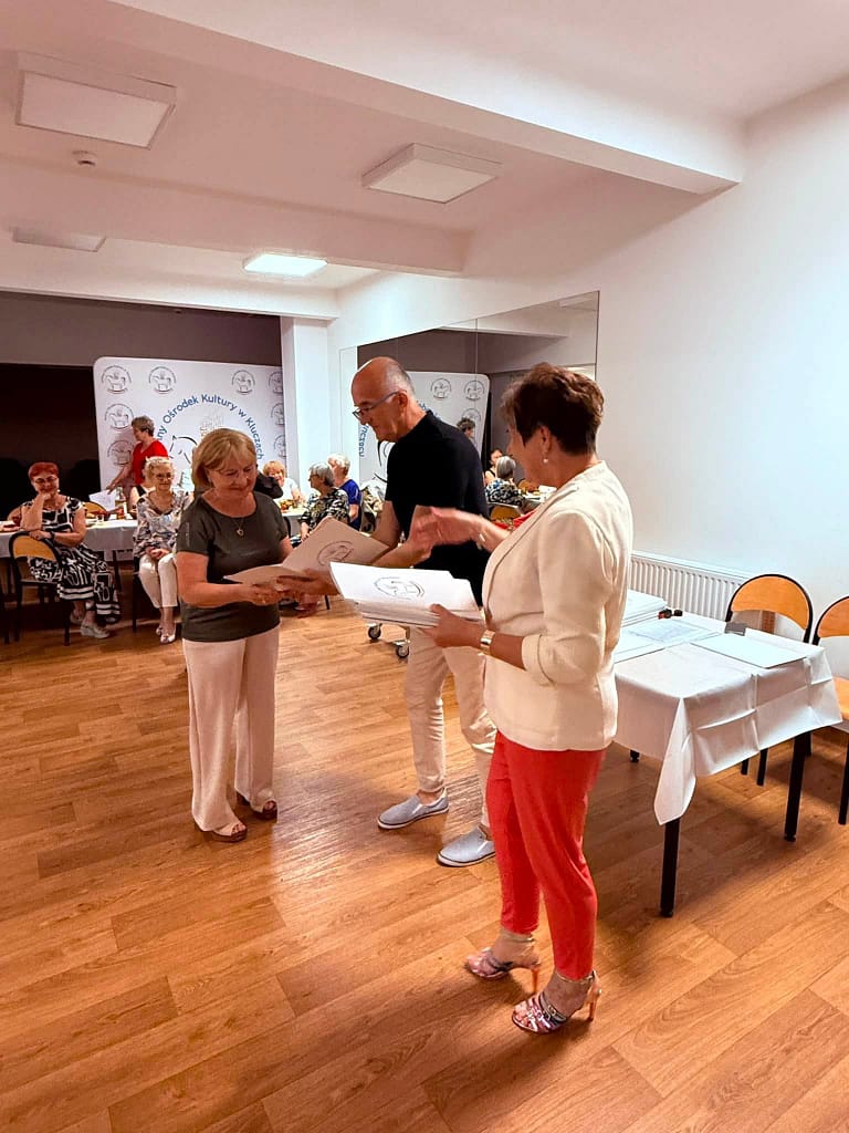 dyrekcja wręczająca pamiątkowe dyplomu z okazji zakończenia Roku akademickiego Kluczewskiego Uniwersytetu Trzeciego Wieku