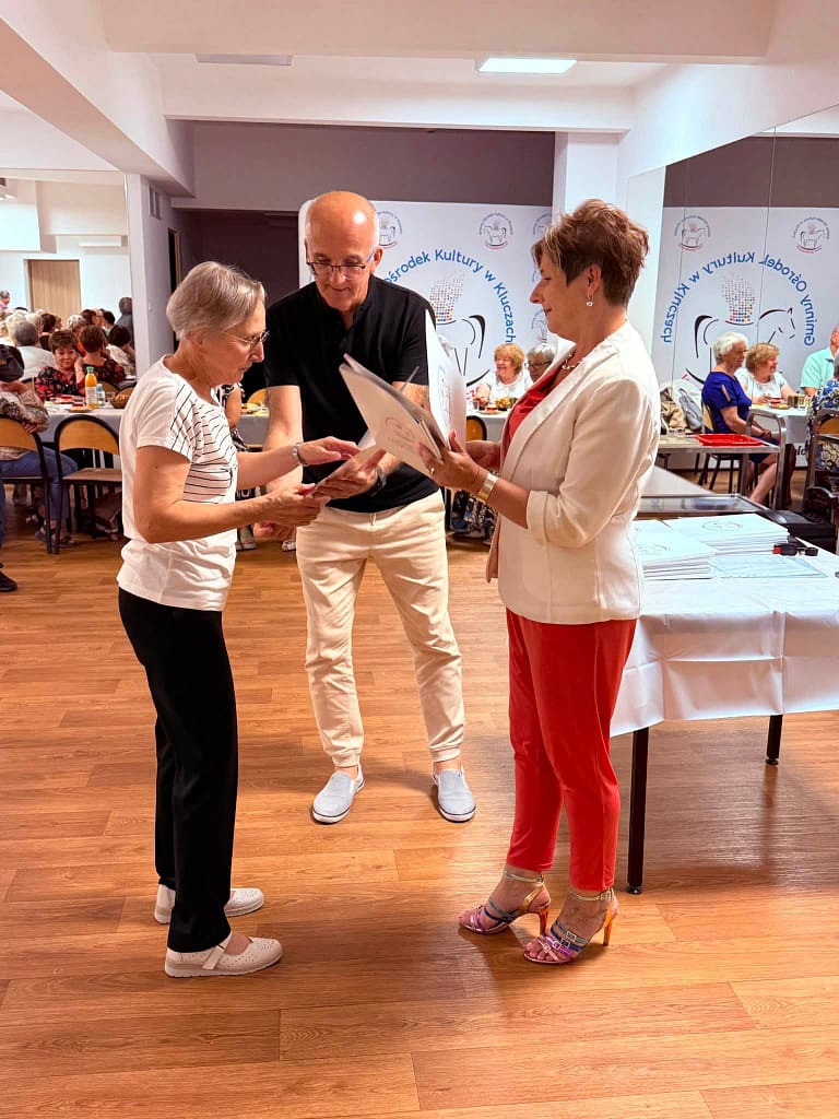 dyrekcja wręczająca pamiątkowe dyplomu z okazji zakończenia Roku akademickiego Kluczewskiego Uniwersytetu Trzeciego Wieku