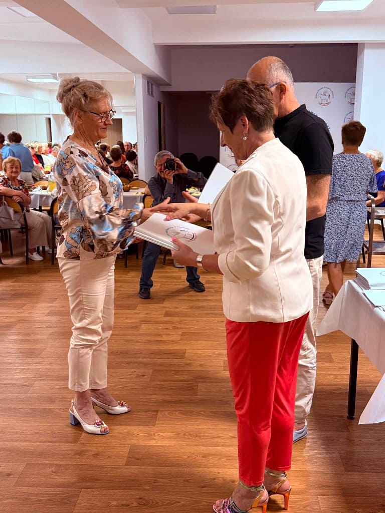 dyrekcja wręczająca pamiątkowe dyplomu z okazji zakończenia Roku akademickiego Kluczewskiego Uniwersytetu Trzeciego Wieku