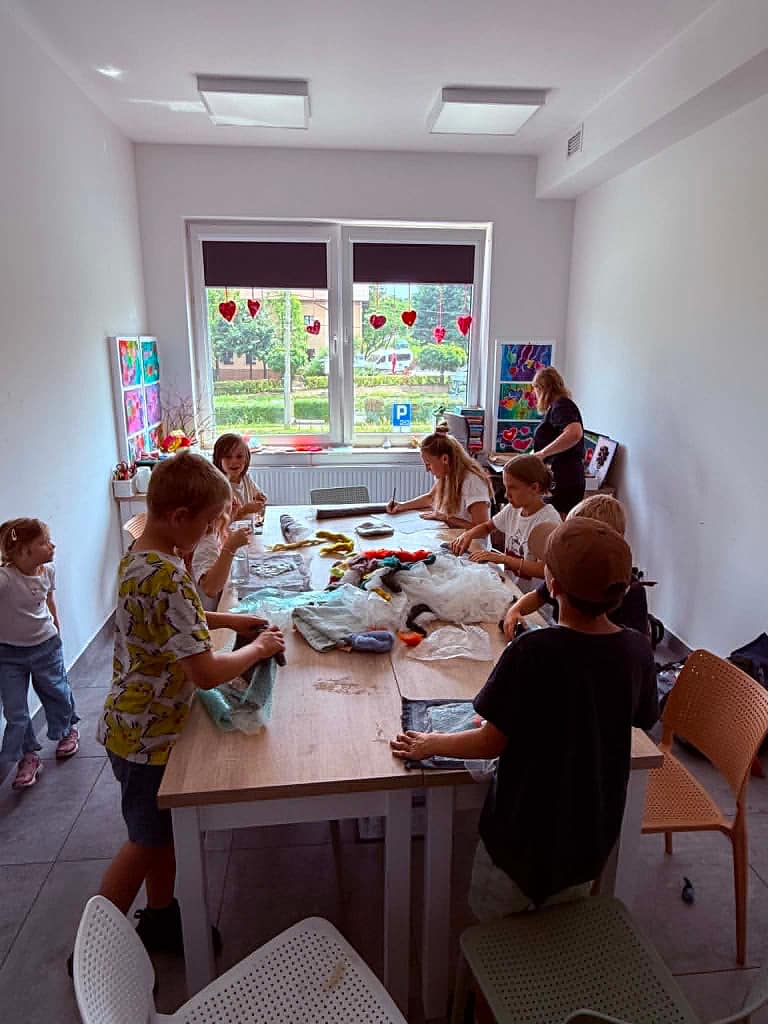 uczestnicy na warsztatach rękodzieła artystycznego zabawy z wełną