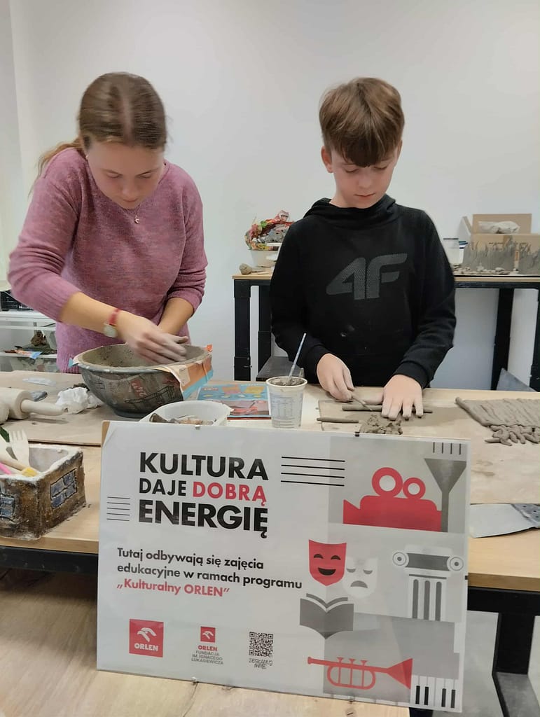 młodzież wykonująca zadania z ceramiki