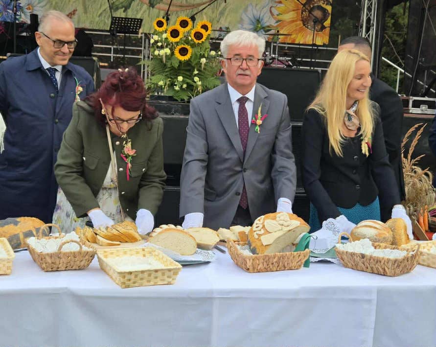 dzielenie chleba przez władze samorządowe