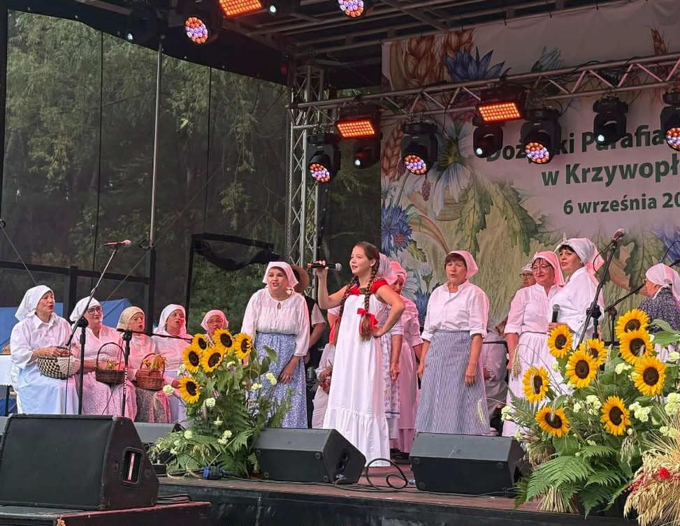 występ ludowych zespołów