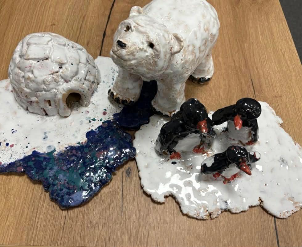 praca dzieci uczęszczających na ceramikę przedstawiająca misia polarnego