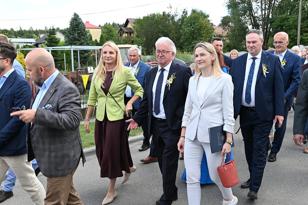 delegacje wieńcowe podczas dożynek gminnych w Hucisku