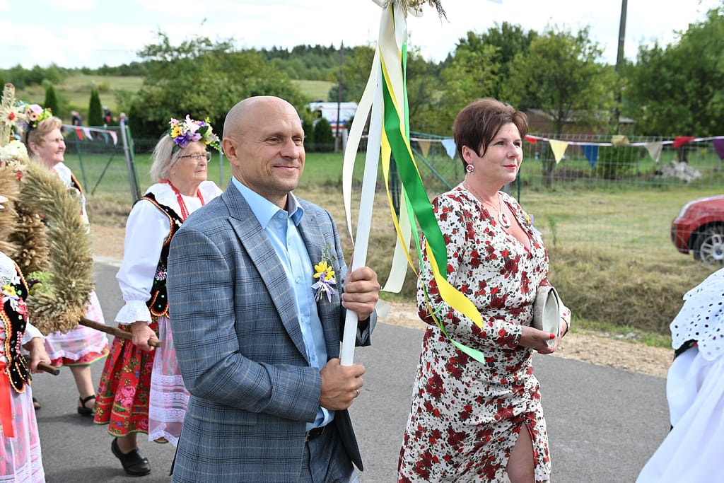 delegacje wieńcowe podczas dożynek gminnych w Hucisku