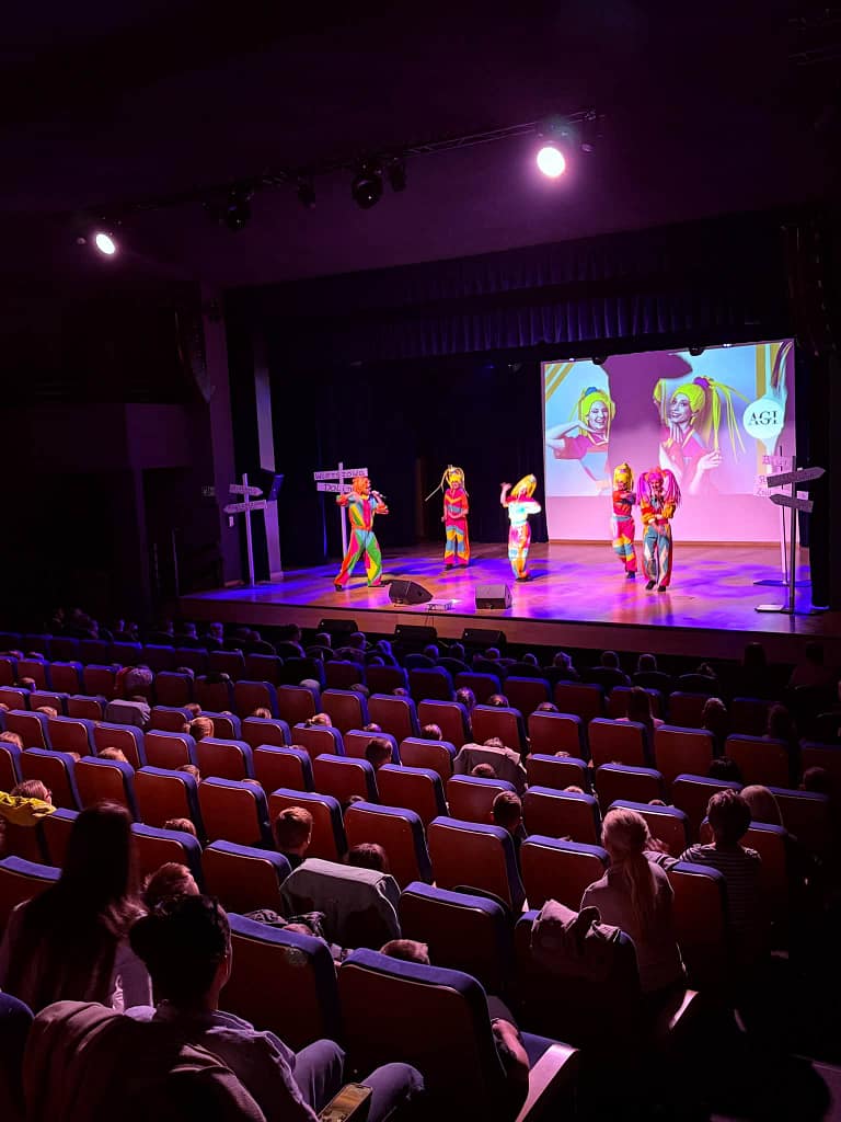 artyści agencji AGI team w domu kultury Papiernik w Kluczach podczas spektaklu dla dzieci Rymek i Melodia w Wierszowej Dolinie