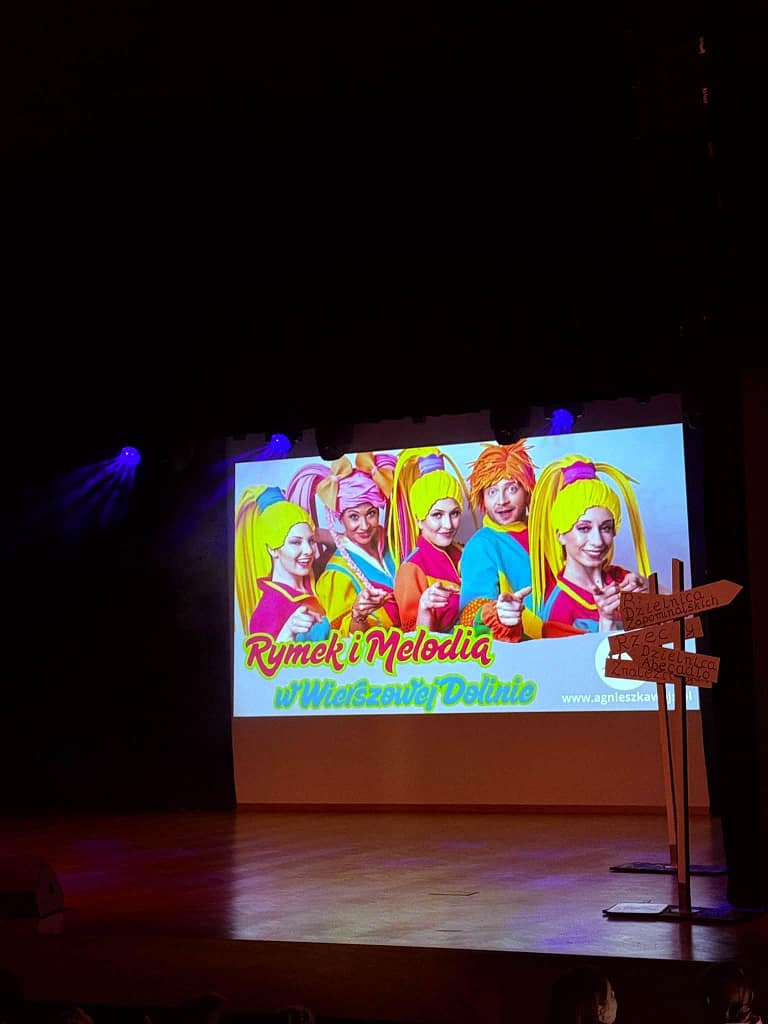 artyści agencji AGI team w domu kultury Papiernik w Kluczach podczas spektaklu dla dzieci Rymek i Melodia w Wierszowej Dolinie