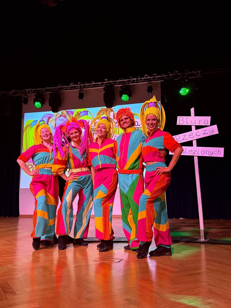 artyści agencji AGI team w domu kultury Papiernik w Kluczach podczas spektaklu dla dzieci Rymek i Melodia w Wierszowej Dolinie